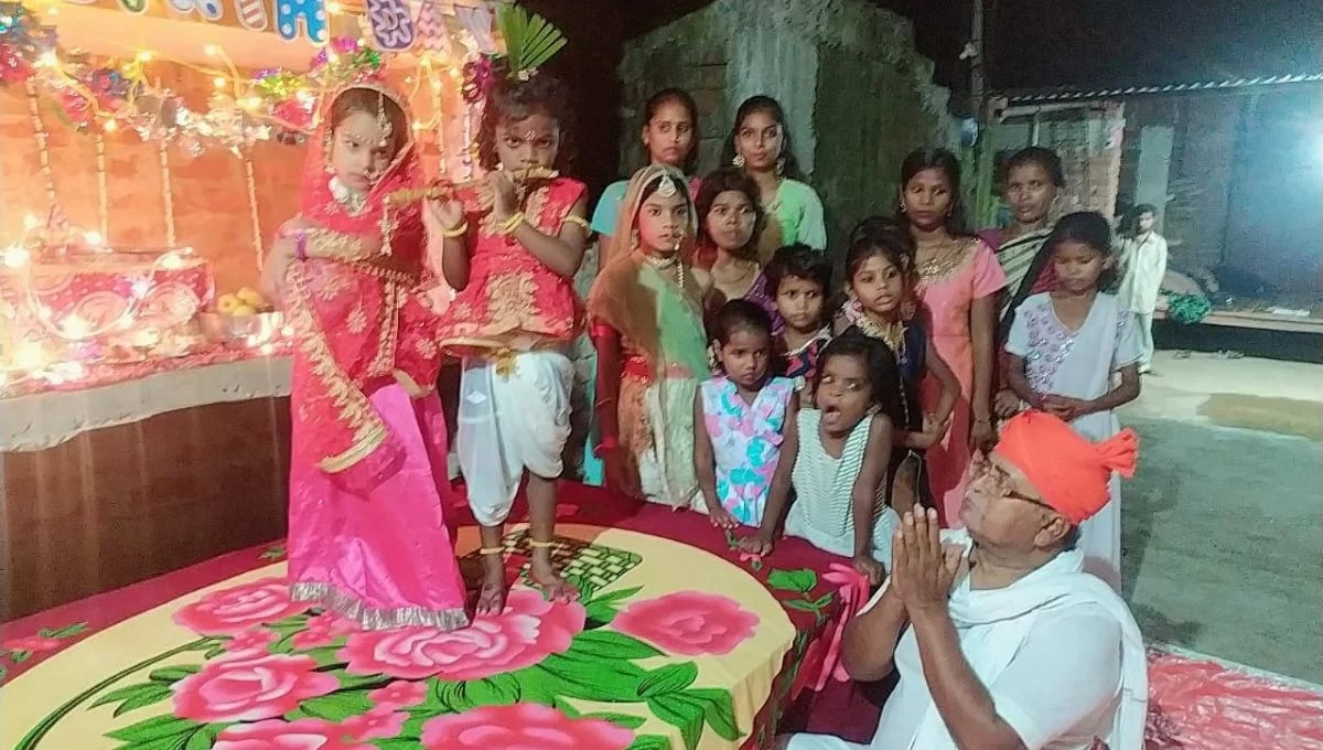 Hare Ram Pandey with his daughters