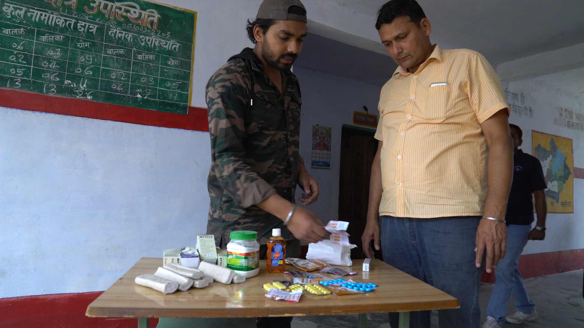Nikhil and his team distributing medicines in the villages of Furkiyajhala, Khirdwari and Lodiyalsera in Uttarakhand