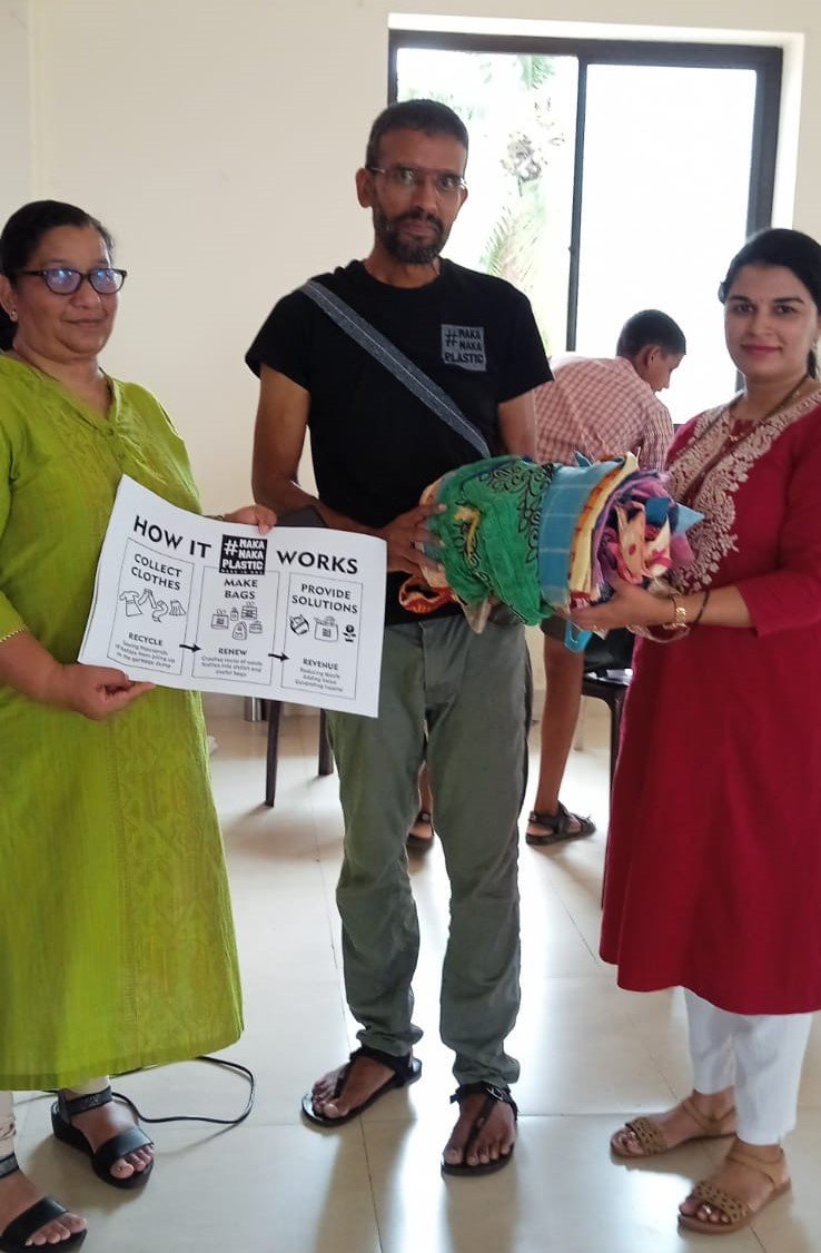Sanjiv Khandelwal with school teachers during the Maka Naka Plastic campaign.