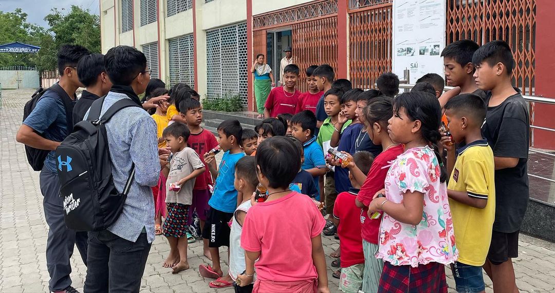 Ya_All team speaking to children at a relief camp