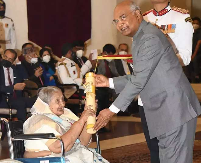 Jaswantiben - one of the founding members of Lijjat Papad - receiving the Padma Shri,
