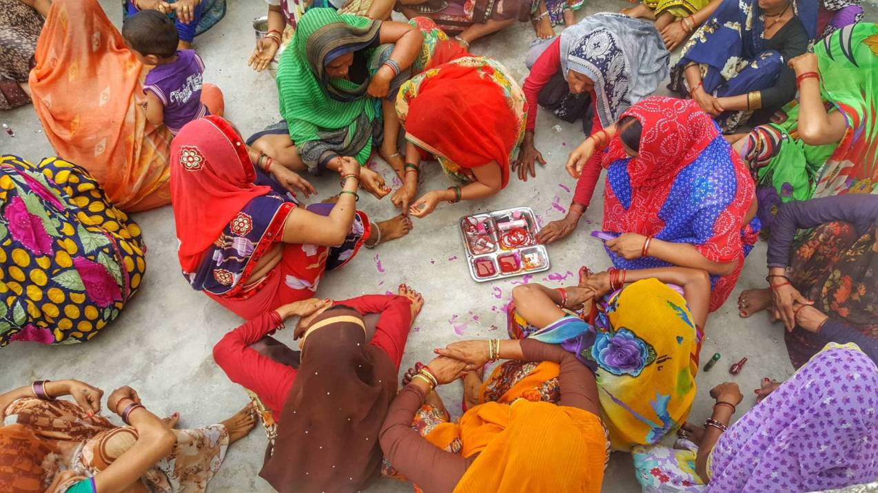 Women in village Madhopura (Bundelkhand) got together to mourn as well as to celebrate the death of someone who died after a full life. 
