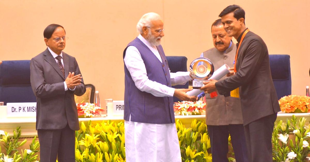 Former DC of Gumla Sushant Gaurav receiving an award from Prime Minister Narendra Modi.