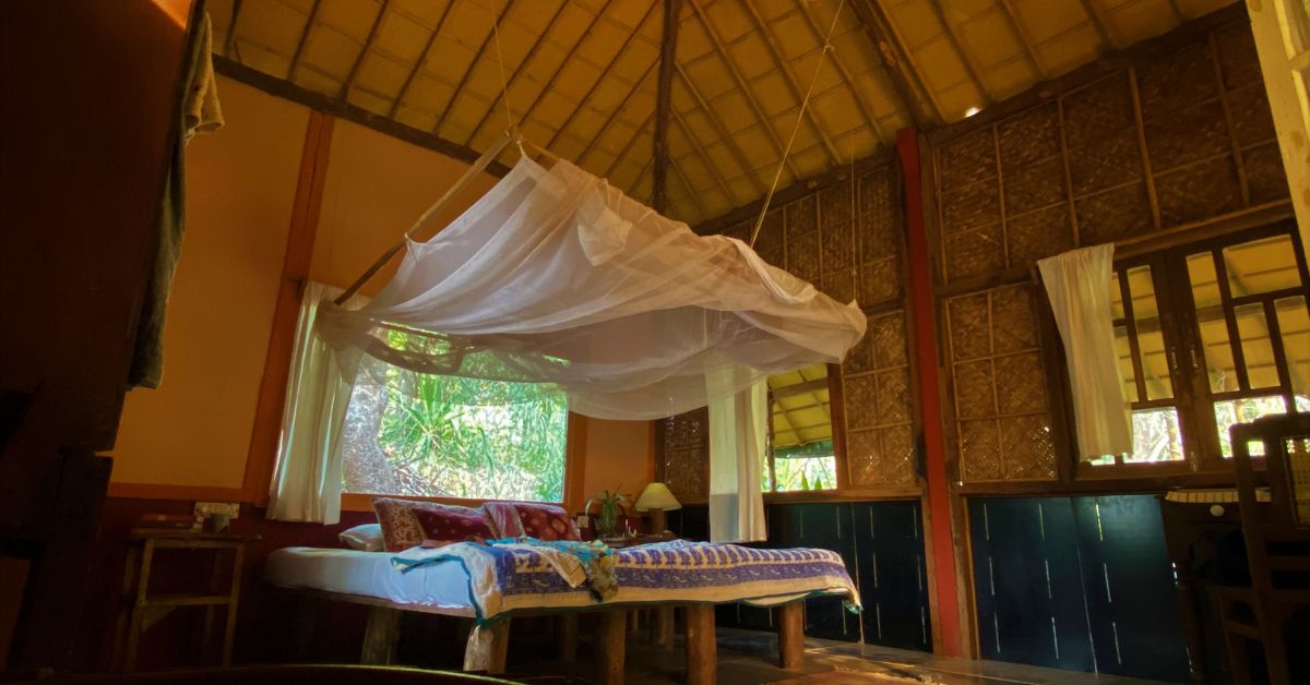The rooms at Khaama Kethna are equipped with basic amenities and built using natural materials