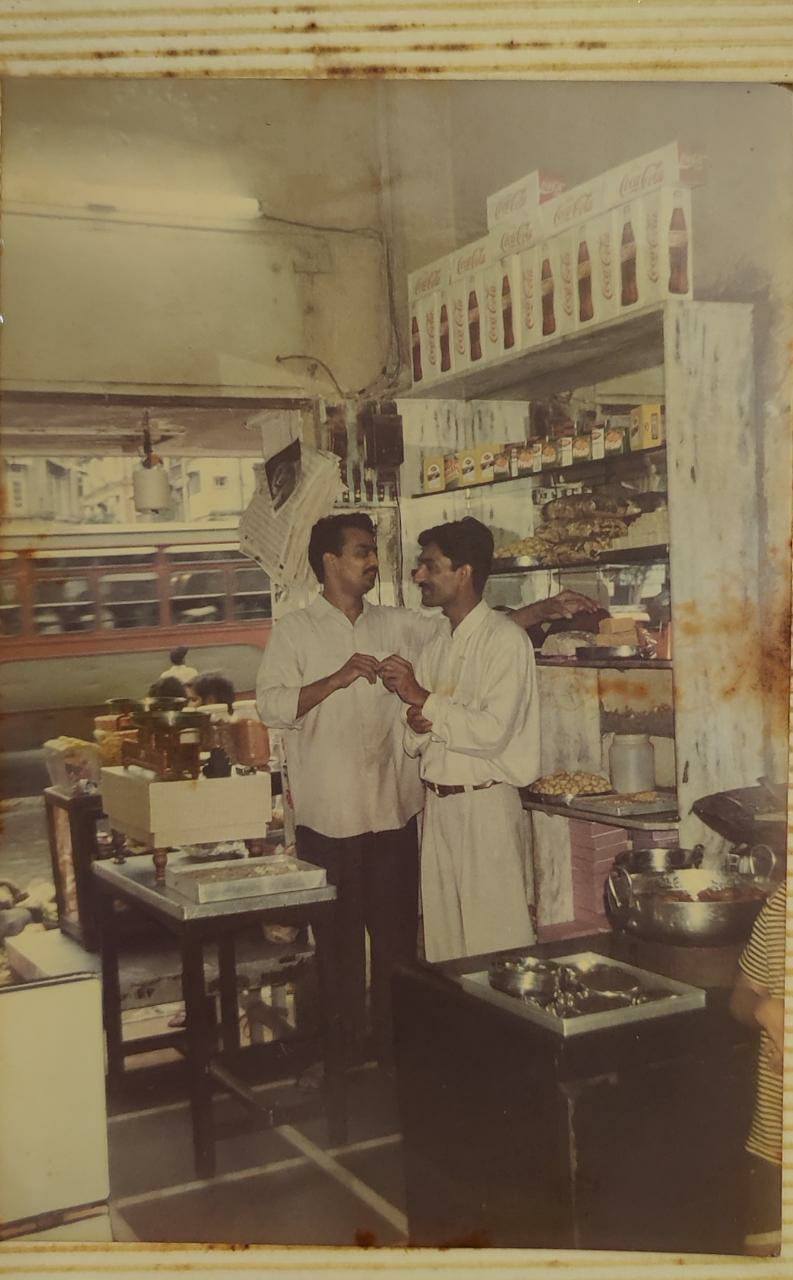 El establecimiento Janta Dairy en Elphinstone Road en Mumbai es un lugar frecuentado por los lugareños que vienen aquí en busca de mithais y productos lácteos.