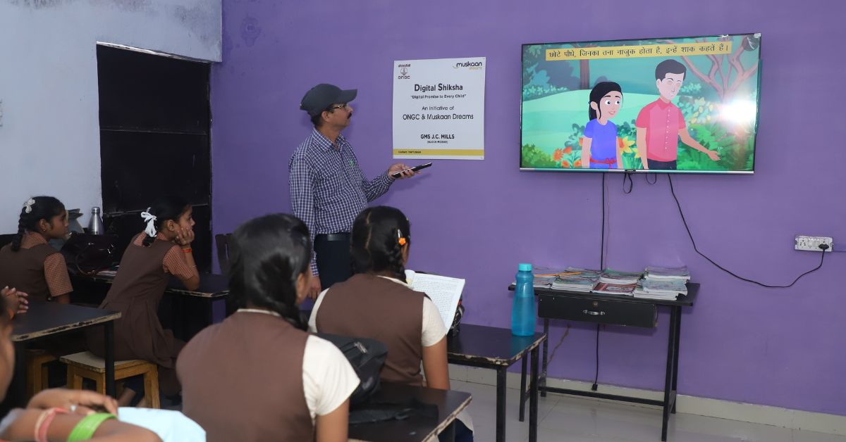 Junto con los estudiantes, los profesores de las escuelas públicas también están siendo empoderados para adoptar la tecnología.