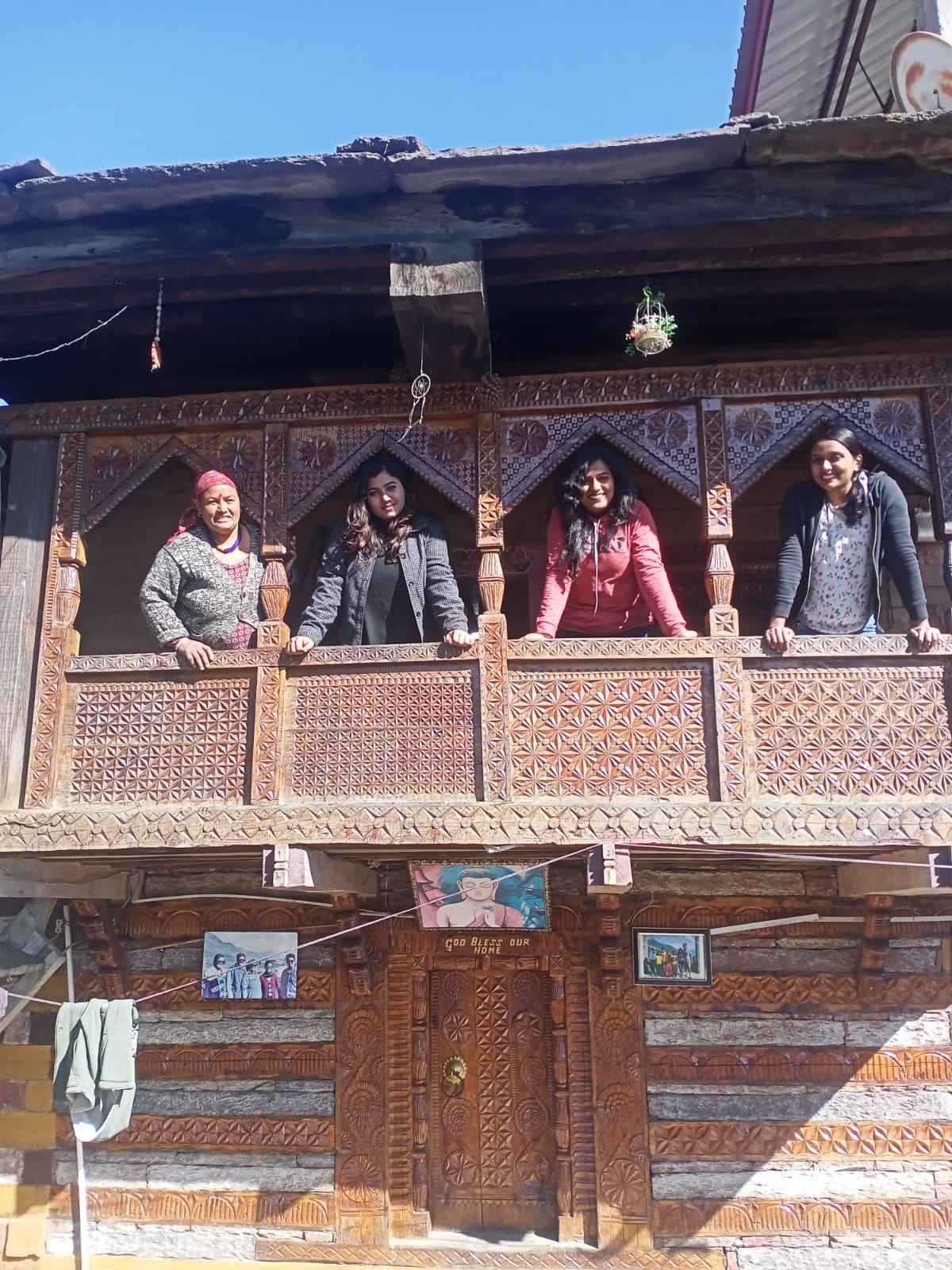 The Kundan Homestay is a 30 minute bus ride from Kullu and invites you to experience a stay in a traditional setting