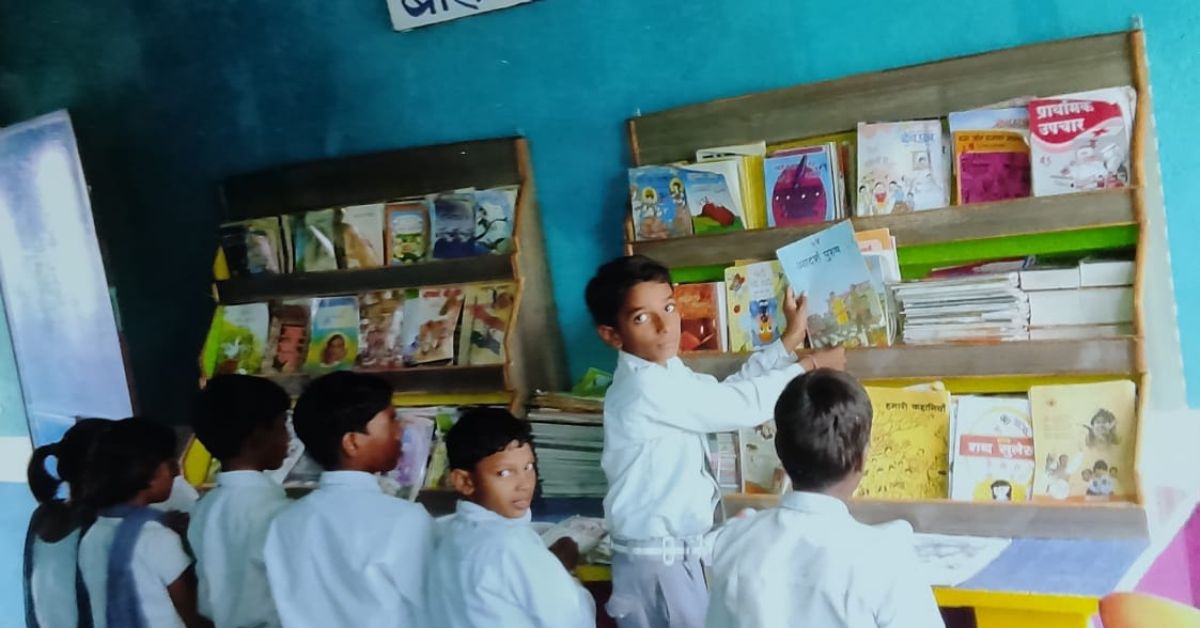 Gopal también instaló una nueva biblioteca en la escuela. 