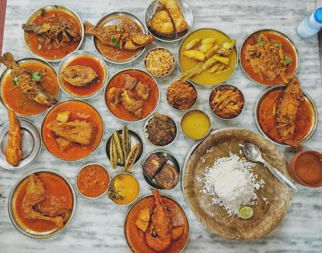 The range of dishes served at the Swadhin Bharat Hindu Hotel includes fish, mutton and vegetable delicacies