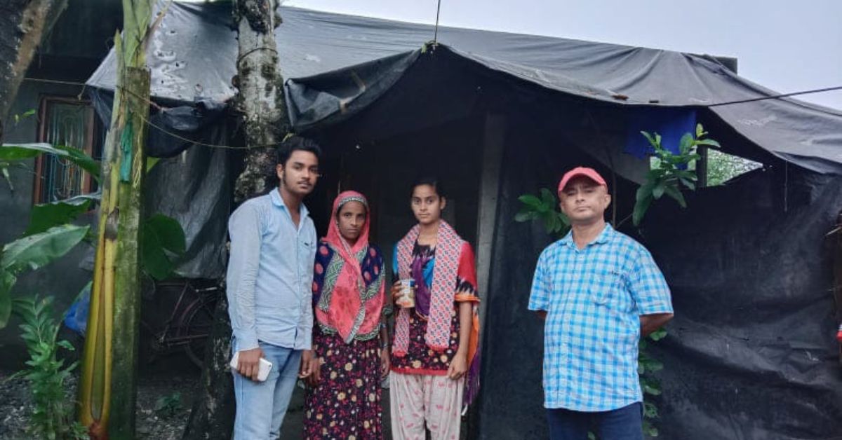 Raju Nepali, el fundador de Duars Express Mail, va de puerta en puerta en Bengala Occidental para educar a las familias sobre la trata de personas y decirles que protejan a sus hijas.
