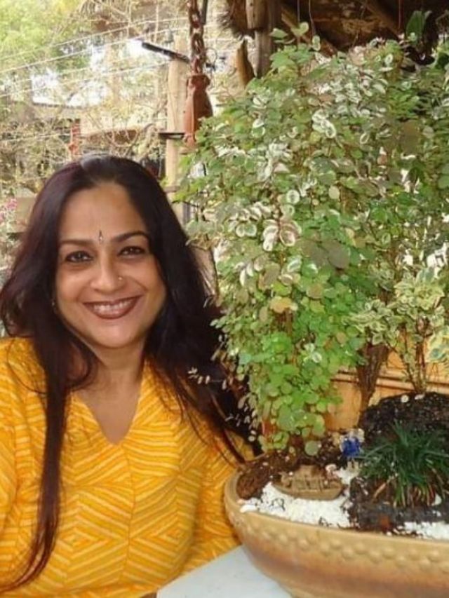 Woman Grows Mangoes & Chikoos in Bonsai Garden; Has Trained Over 500 Bengalureans