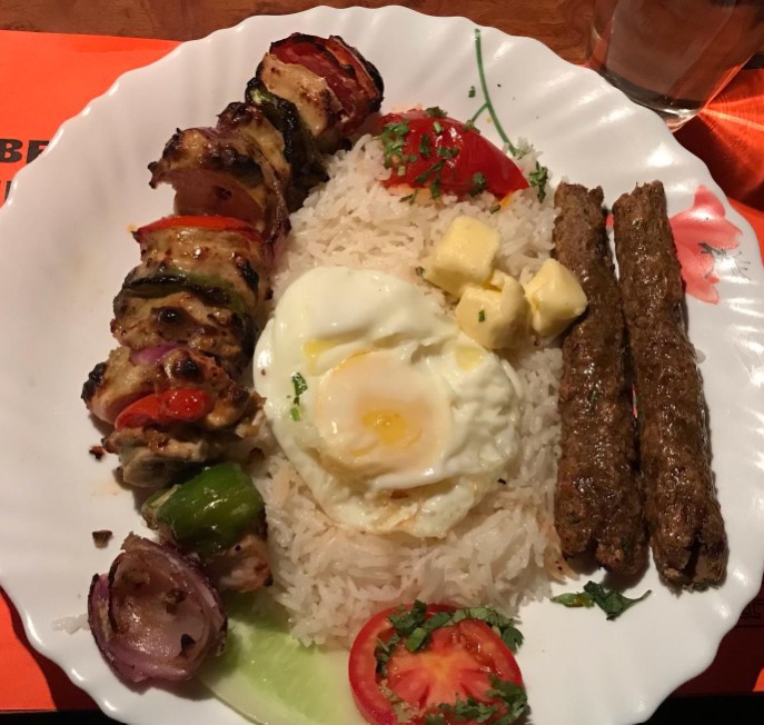 Los chelo kebabs son un festín para la vista y la boca con arroz y huevos escalfados que completan la comida,