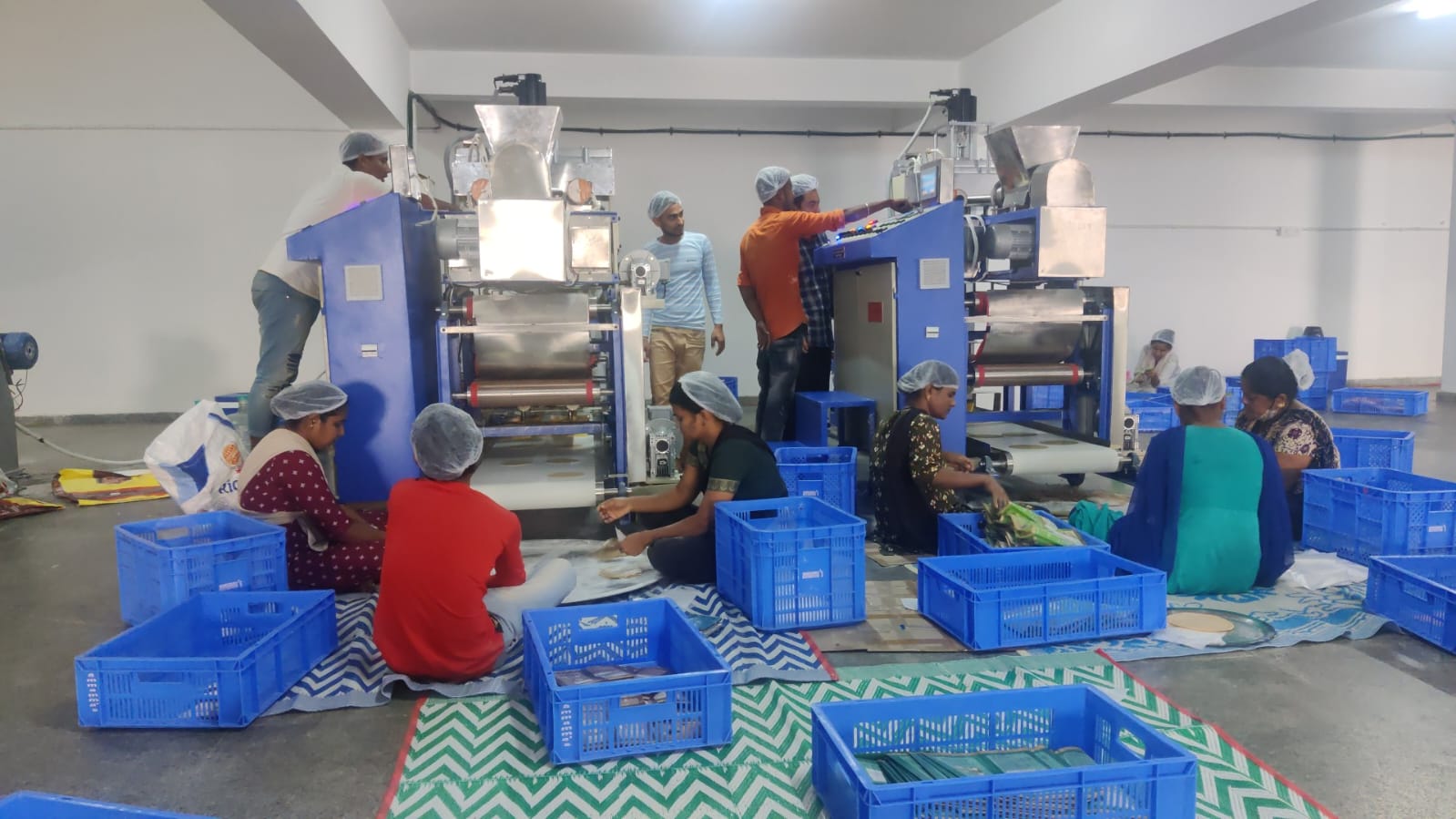 Chapatis siendo elaborados en la fábrica.