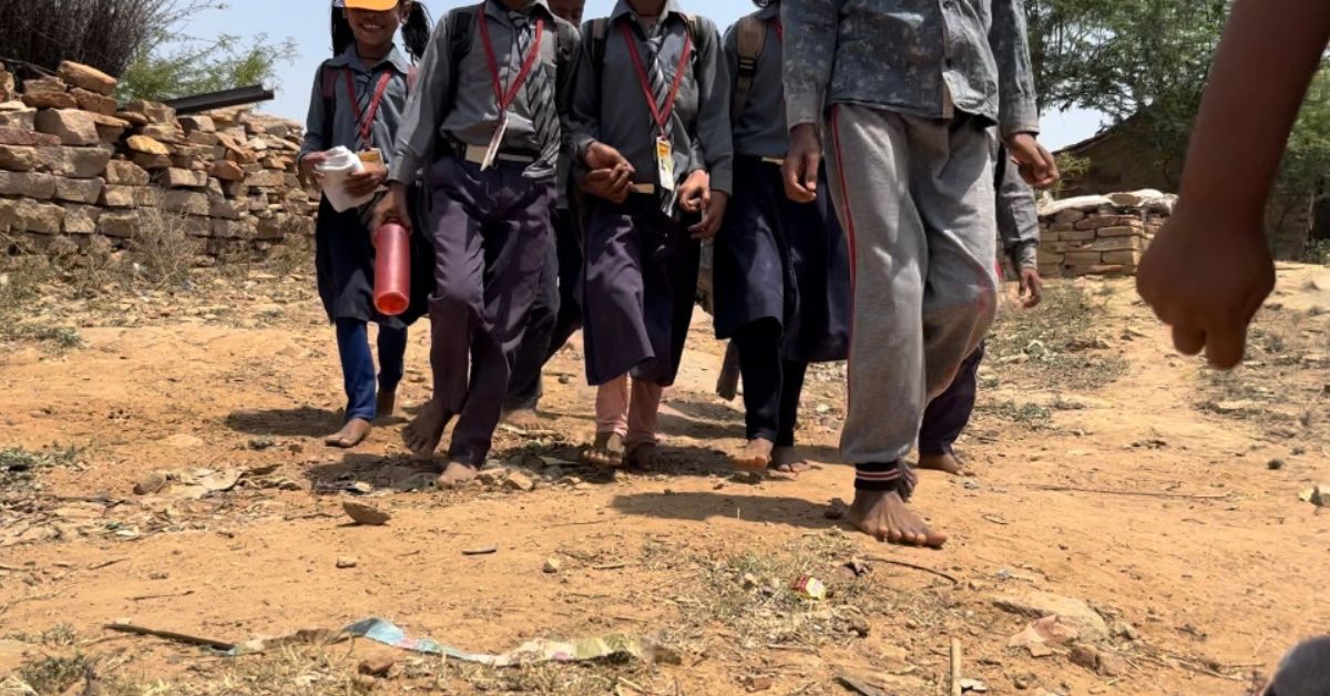 Los niños de las aldeas de Mirzapur y Sonbhadra en Uttar Pradesh caminan descalzos a la escuela bajo un sol abrasador.