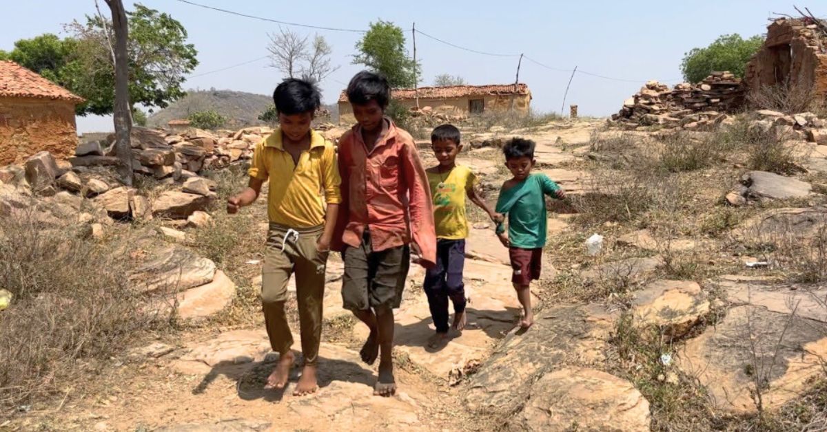 Hope Welfare Trust está intentando brindar alivio a la gente de Mirzapur y otros distritos de Uttar Pradesh a través de la campaña de zapatillas.