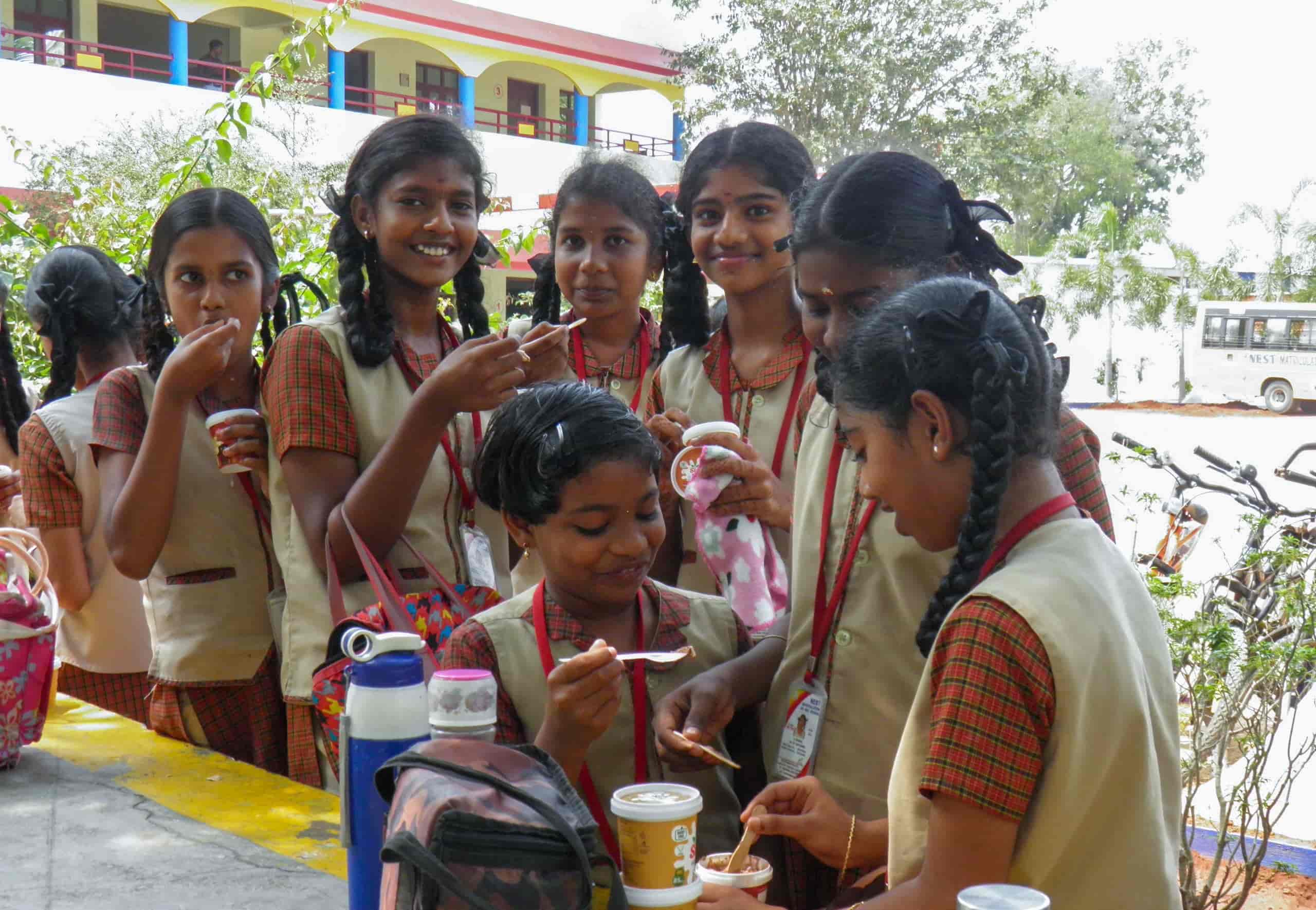 Children enjoying a Siri ice-cream 