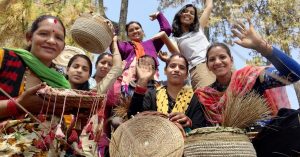 Sisters Turn 20,000 Kg Pine Needles Into Handicrafts to Reduce Uttarakhand Forest Fires