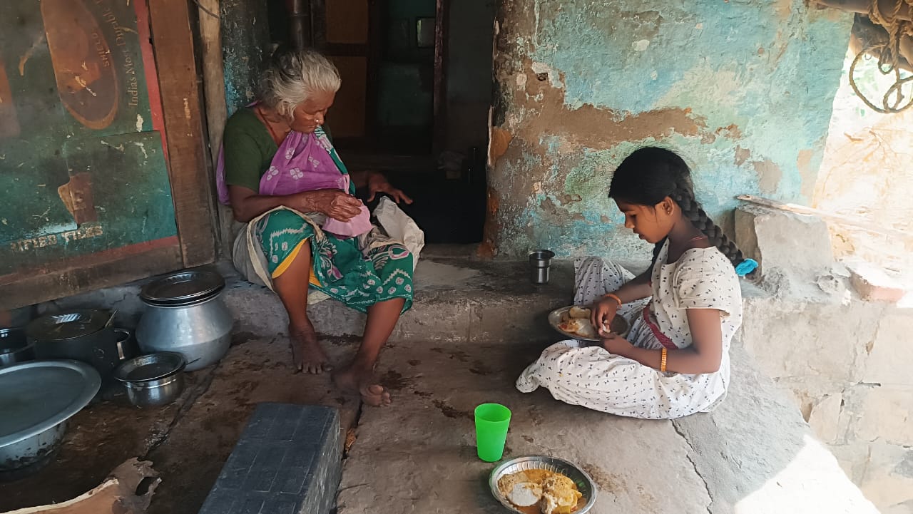 A customer enjoying hot idlis