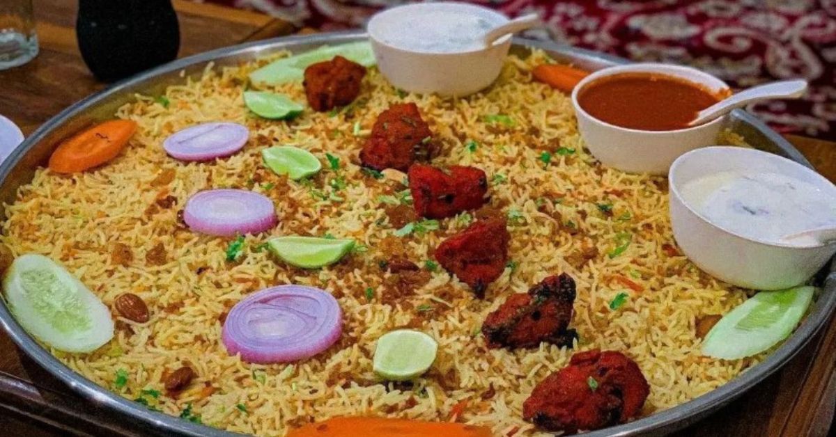 El banquete en Zeeshan incluye una fuente de platos pesados ​​con carne típicos de la cultura de Hyderabadi,