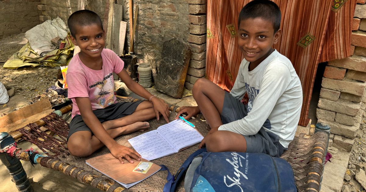 Los niños que asisten al centro de Shyam ji provienen de familias muy pobres y no tienen acceso a alimentos, libros ni instalaciones sanitarias.