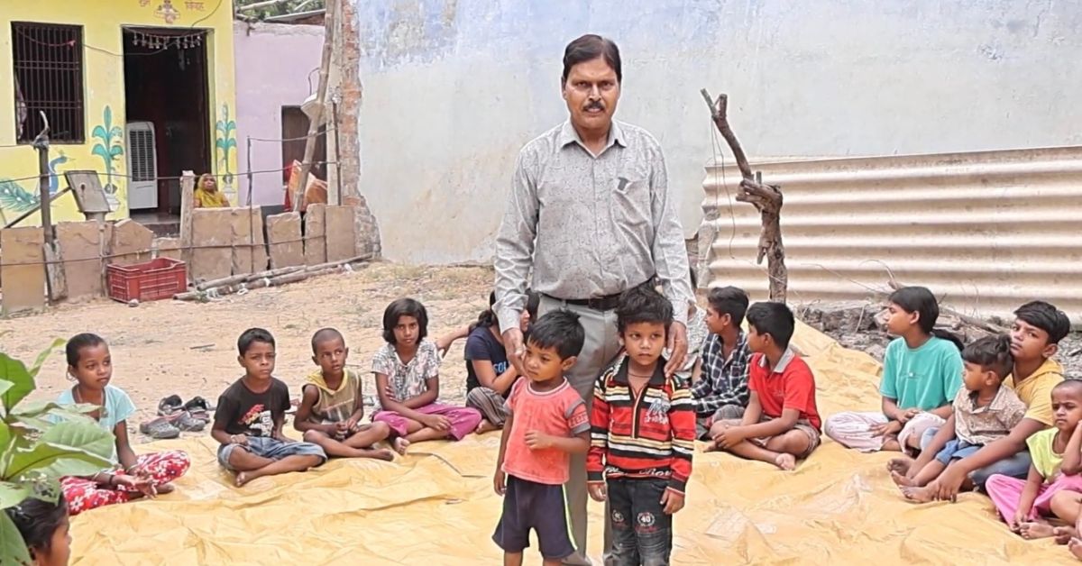 Shyam ji no sólo enseña a los niños que acuden al centro sino que también les proporciona comida, juegos y una educación holística.