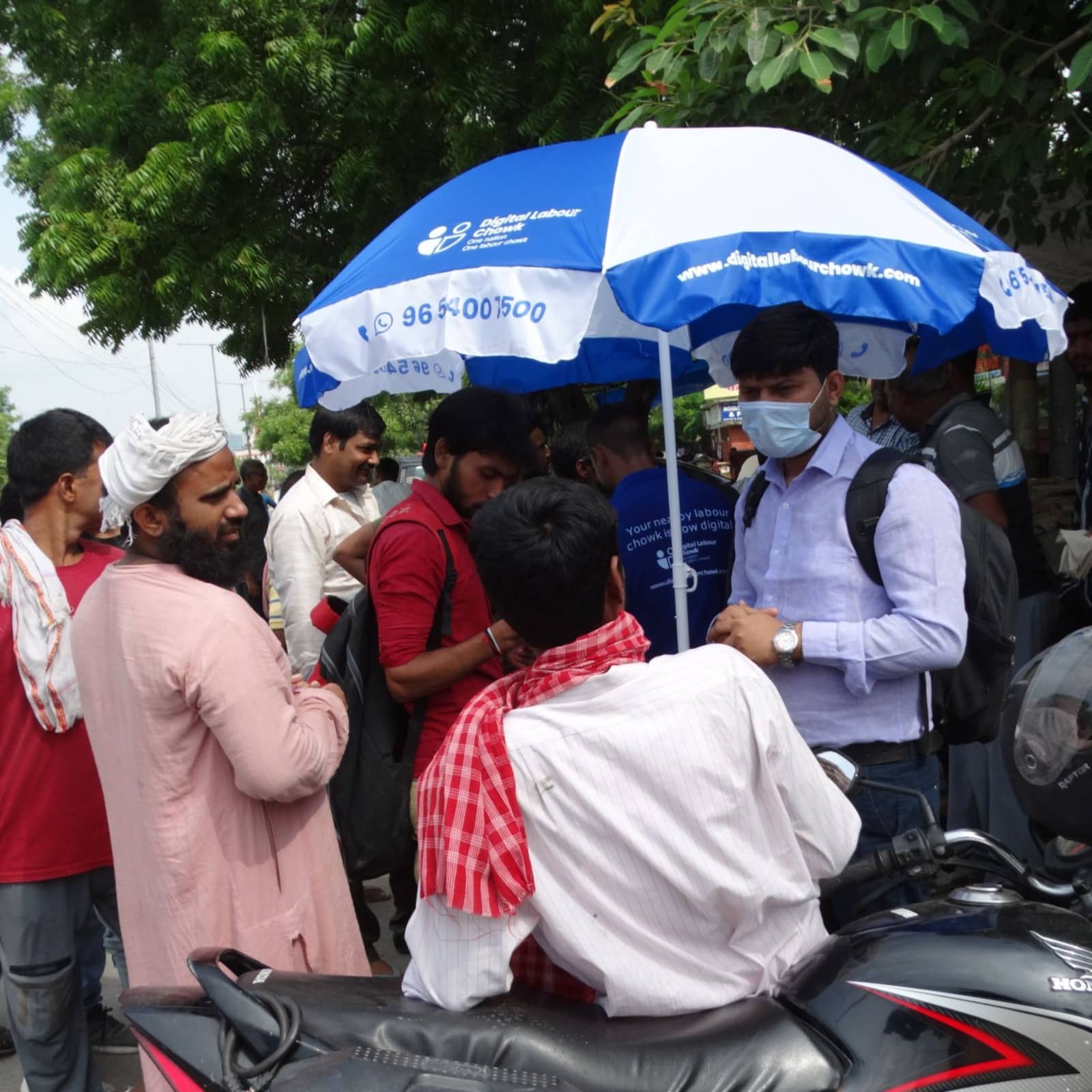 Chandrashekhar speaking to labourers