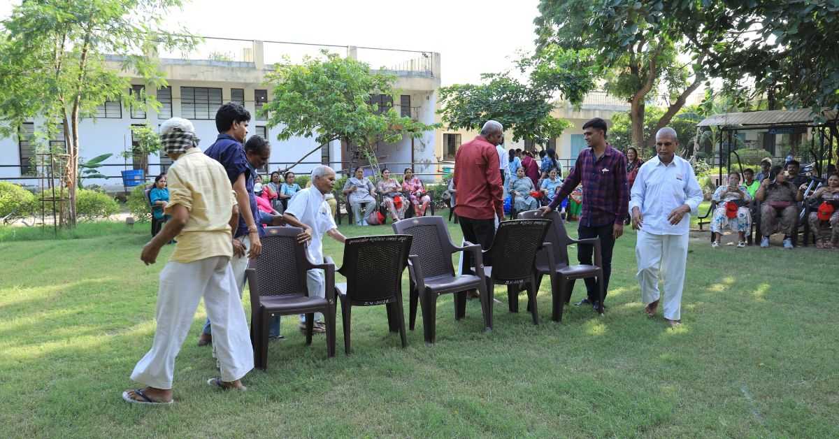 Medicines, food, clothing and a comfortable atmosphere are provided to the senior citizens at Shri Navchetan Andhjan Mandal, 