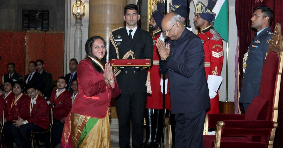 Dr Kalpana Sankar receiving an award from Former President Ram Nath Kovind