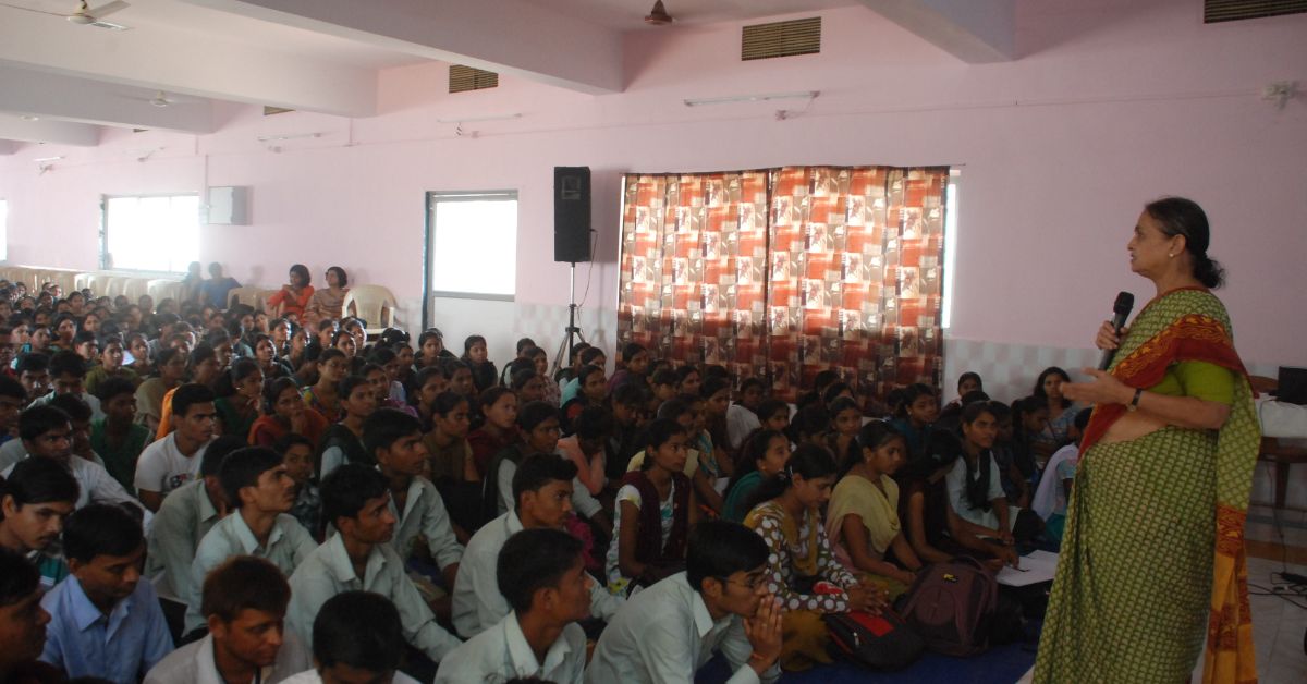 Through the health advocacy sessions that Dr Rani conducts in the villages across Gadchiroli, crucial health problems are addressed as well as prevalent gaps in medical care 