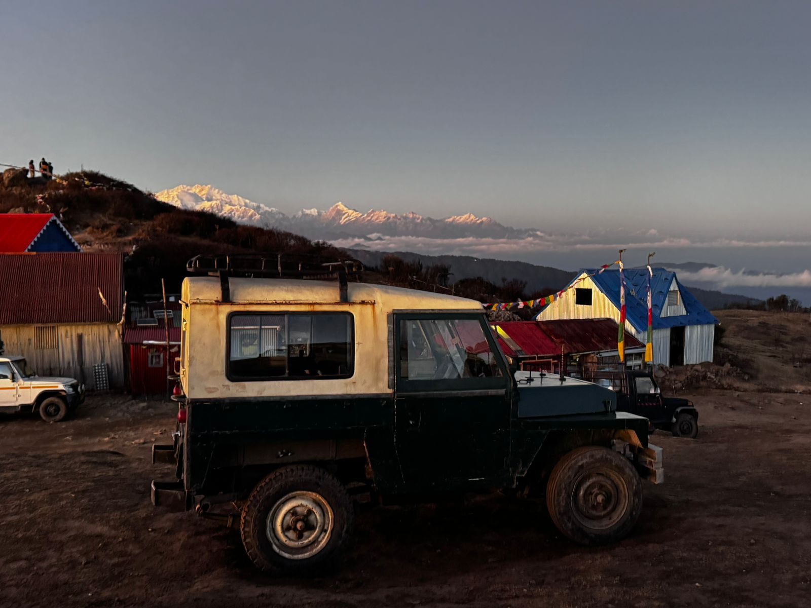 A Land Rover parked at the backdrop of the Kangchendzonga range in Sandakphu