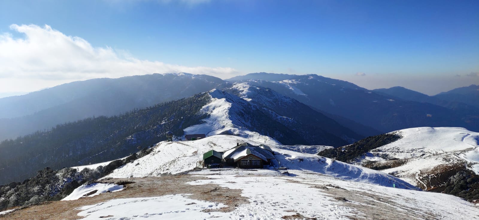 A singular lodge covered in snow in Phalut