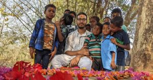 Under the Shade of Trees, West Bengal Teacher Runs Open-Air School for Tribal Kids
