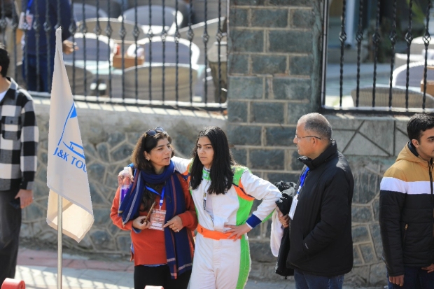 Shriya with her parents- Ritesh and Vandana Lohia.