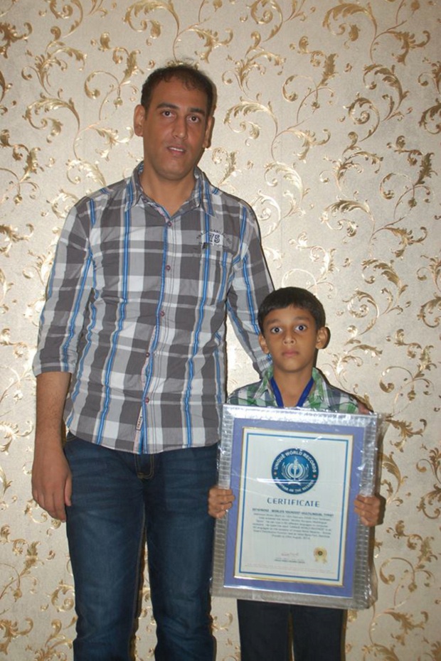 Shibee Mozhipriyan and Mahmood Akram with one of his world record certificates