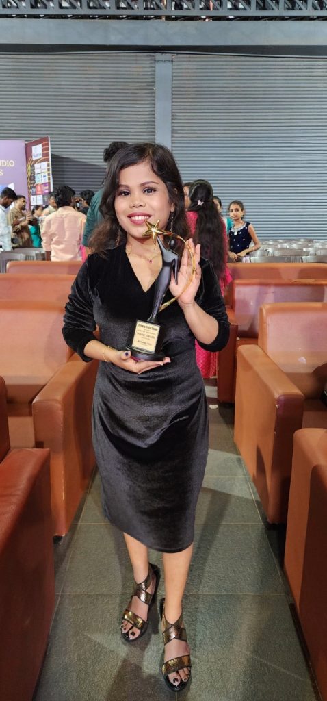 Parameswari with her award