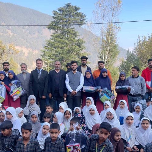 With the help of 10+ volunteers, Kifayatullah Malik has re-enrolled over 700 tribal children in Kashmir’s schools, ensuring they don’t lose their education due to poverty.