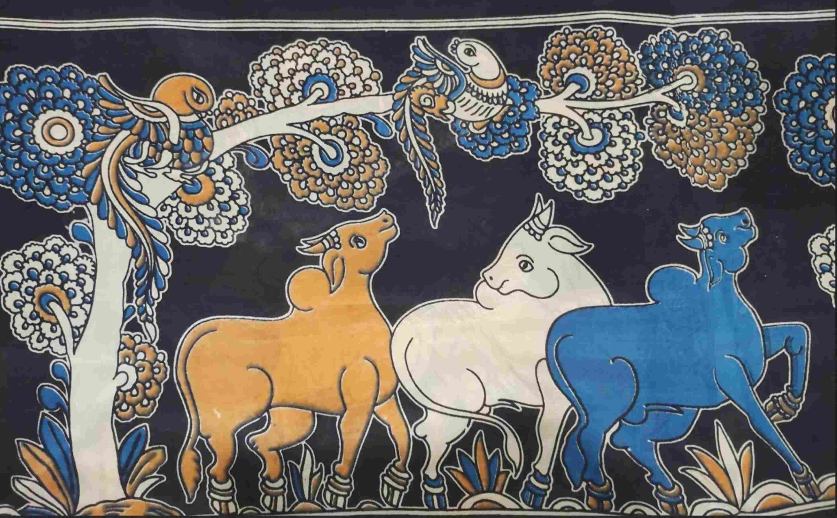 oday, there are two types of Kalamkaris: Srikalahasti and Machilipatnam. Srikalahasti style depicts free-hand paintings, while Machilipatnam is printing