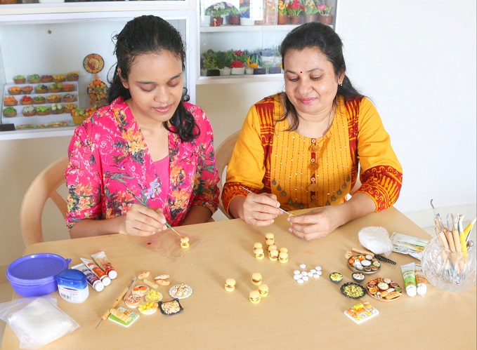 Along with her daughter Neha, Sudha makes miniature clay food models.