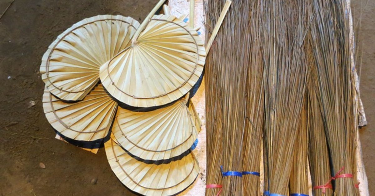 These eco-friendly hand fans are the desi alternative to any battery or electricity-operated coolers. Credit: IndiaMart