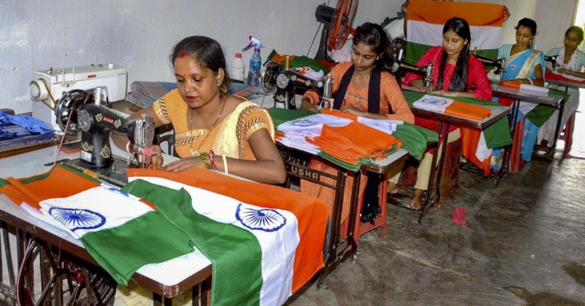 The Bureau of Indian Standards (BIS) certification ensures that every flag produced meets strict specifications for size, thread count, colour, and design as per the Flag Code of India. Picture Credits: The Hindu