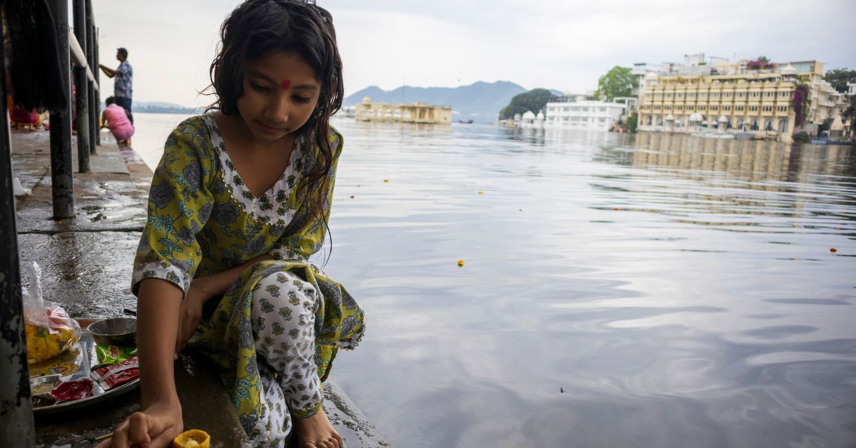 Palak performs Navratri rituals at Gangaur Ghat, reflecting the lake’s deep spiritual and cultural significance