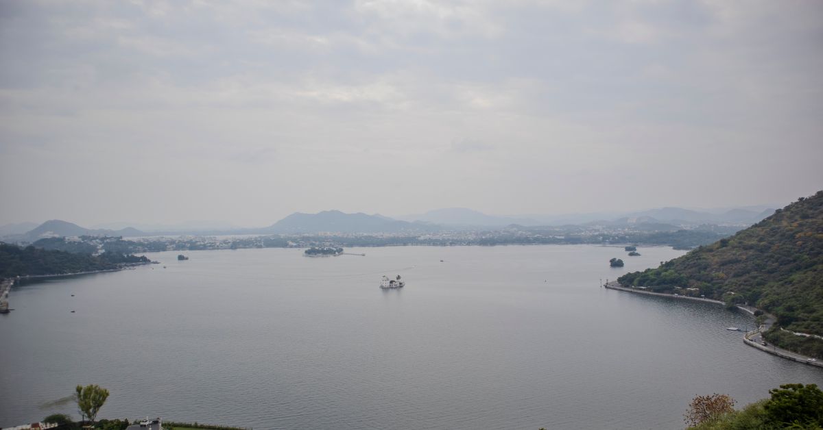 Fateh Sagar and Pichola lakes glisten amid the Aravallis — a scenic reflection of Udaipur’s bond with nature and design.