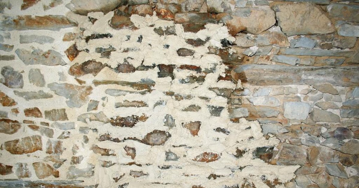 Lime plaster’s natural, rustic aesthetic makes it perfect for traditional buildings. Picture credits: abdrylining.com