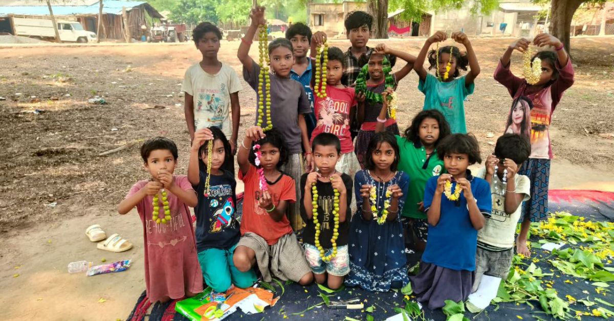 शिकेश्थ टीम अपरंपरागत तरीकों का उपयोग करती है, जैसे कि अंकगणित और अर्थशास्त्र सिखाने के लिए स्थानीय महुआ फलों का उपयोग करना।