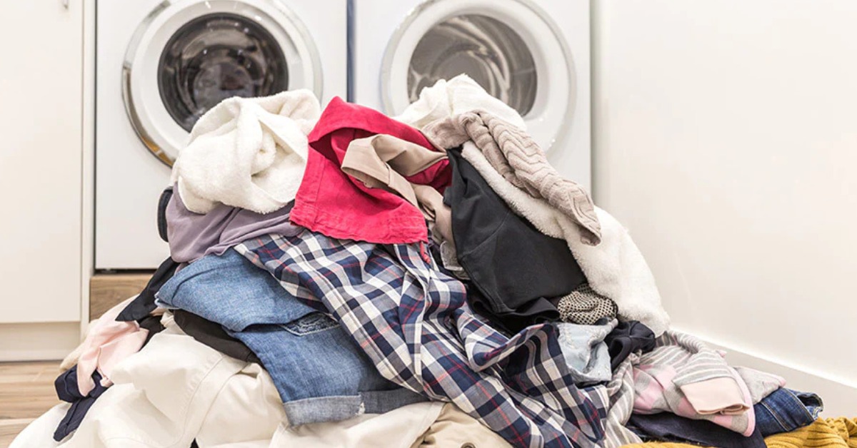To speed up the drying process during the rainy season, you can wrap damp clothes in sheets of newspapers; Picture source: Midea