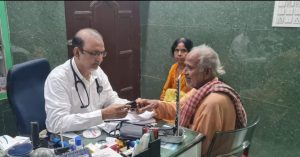Meet The Doctor Who Quit High-Paying Jobs At Delhi Hospitals To Treat Patients for Rs 50 in Rural Bihar