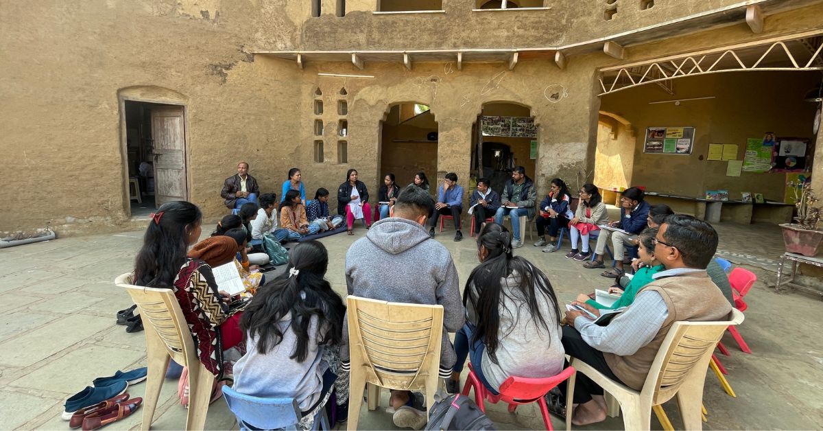 टीम में स्वयंसेवक शामिल हैं, जिनमें आर्किटेक्ट, डिजाइनर, संरक्षणवादी, संरचनात्मक इंजीनियर और ठेकेदार शामिल हैं, जिन्होंने मिती का घर की मरम्मत के लिए कार्रवाई की योजना तैयार की है