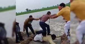 When Floodwaters Cut Off the Road, Two Men Formed a Human Bridge to Save 35 Schoolchildren