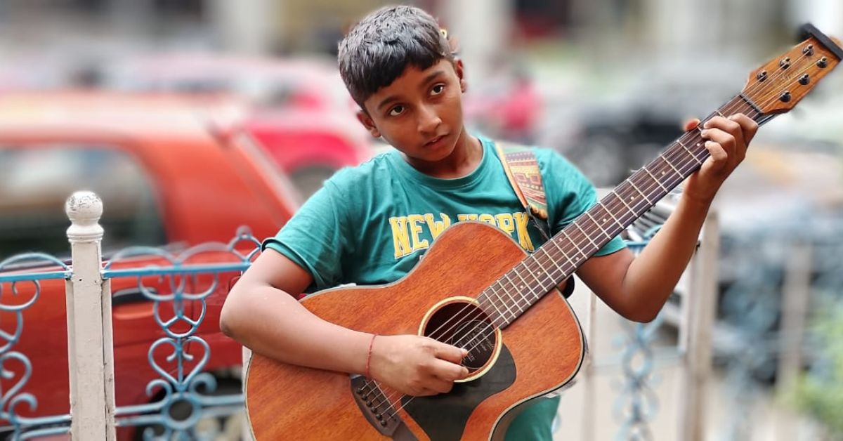 With Just a Guitar & a Dream, This 15-YO Is Turning Kolkata’s Park Street Into His First Stage