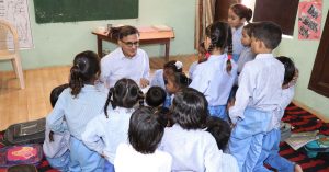This Ex-IAS Officer’s Simple Teaching Idea is Helping 1.6 Crore Kids Fall in Love With Learning